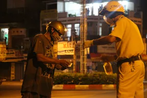 Nhiều người cãi lý với CSGT khi bị lập biên bản ra đường sau 18 giờ