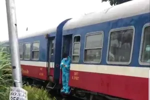 Thoát chết nhờ kịp vứt xe máy lao ra khỏi đường ray 