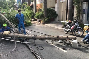 Xe container kéo ngã 9 trụ điện lúc rạng sáng tại quận 7