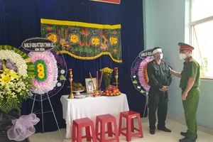 Thiếu tá CSCĐ lập bàn thờ vọng ở quận 12 chịu tang mẹ vì không thể về quê