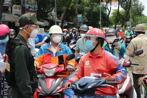 TP.HCM: Giao thông ùn ứ khi khai báo di biến động dân cư