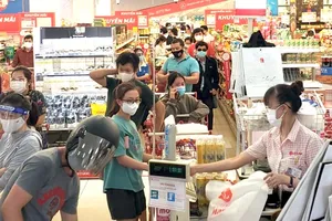 Hành trình 8 tiếng đồng hồ 'hành xác' để được vào siêu thị mua hàng