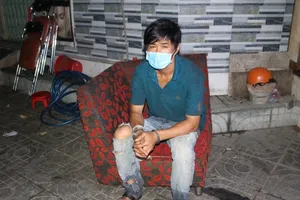 Mang bình xịt hơi cay, tuýp sắt đi kiếm chuyện với công an vì bị nhắc nhở