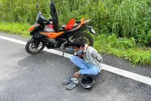 Người đàn ông chạy xe máy vào cao tốc Dầu Giây để sử dụng ma tuý