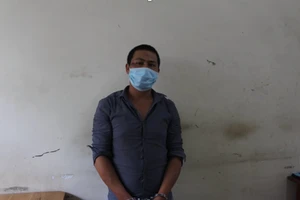 Thanh niên đấm vào mặt công an khi bị kiểm tra tại chốt kiểm soát