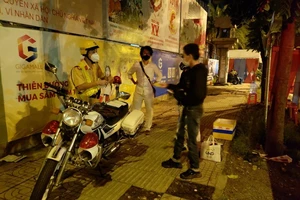 Nhiều người chạy xe máy về quê đều bị CSGT TP.HCM yêu cầu quay lại
