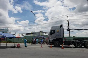 Một phóng viên scan giấy đi đường để thông chốt từ Đồng Nai qua TP.HCM