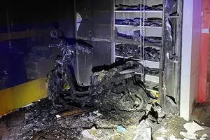 TP Thủ Đức: Cảnh sát phá cửa cứu 2 người thoát nạn trong đám cháy