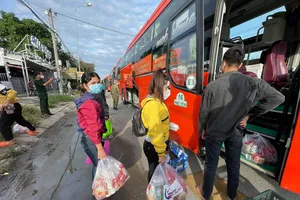 Đi bộ từ Long An về tây Nguyên, đến TP.HCM được bộ đội đưa về