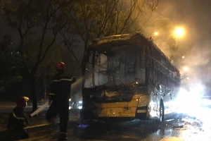 Cháy xe khách khi đang chạy, trên xe chỉ có 1 mình tài xế 