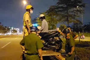 1 phụ nữ không rời yên xe máy, kể cả khi lên ô tô của CSGT