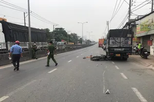 Mẹ chở con đi khám bệnh thì bị tai nạn thương tâm