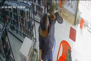 Nhân viên đang ngủ, người đàn ông lẻn vào cửa hàng lấy điện thoại