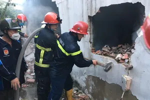 Kho phế liệu bốc cháy ngùn ngụt tại TP Thủ Đức