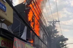 Quán Phúc Lộc Thọ ở TP Thủ Đức bốc cháy dữ dội