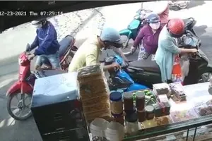 Video nhóm dàn cảnh va chạm xe lấy trộm túi xách giữa ban ngày