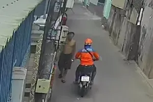 Truy xét người mặc áo xe công nghệ giật dây chuyền ở TP Thủ Đức