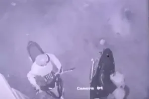 Clip nhóm trộm cầm mã tấu, bình hơi cay thản nhiên lấy xe máy ở cảng Phú Hữu