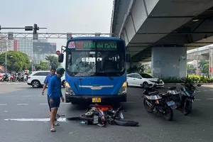 Xe buýt va chạm xe máy tại ngã tư Thủ Đức, hai thợ hồ tử vong