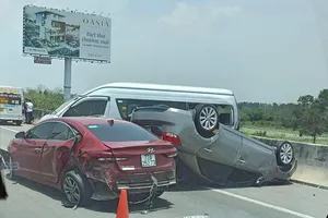 Ô tô lật nhào trên cao tốc TP.HCM - Dầu Giây