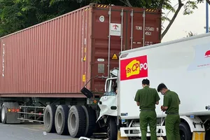 Xe tải tông đuôi container đậu bên đường, tài xế tử vong trong cabin