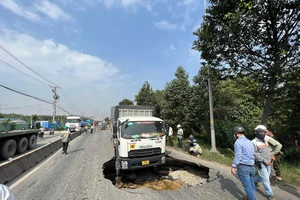 Xe tải đang lưu thông thì sụp hố ‘tử thần’ tại TP Thủ Đức 