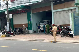 Người dân truy đuổi xe ben liên quan đến tai nạn tại TP Thủ Đức