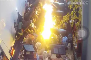 Công an truy xét kẻ tưới xăng phóng hoả quán game ở Thủ Đức