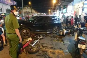 Điều tra vụ ô tô tông nhiều xe máy khiến 4 người bị thương ở Thủ Đức 