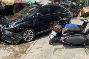 Ô tô Lexus tông 7 xe máy, lao vào hàng quán ở cầu Thị Nghè