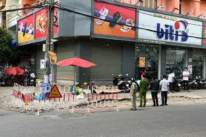 Người dân quyên góp tiền hỗ trợ 1 bảo vệ chết trong tư thế ngồi ở TP Thủ Đức