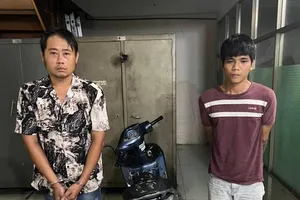 Bắt 2 kẻ liều lĩnh giật điện thoại của cô gái tại TP Thủ Đức