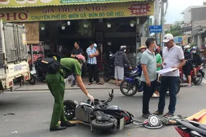 TP Thủ Đức: Xe máy điện va chạm với 2 ô tô khiến 1 người tử vong