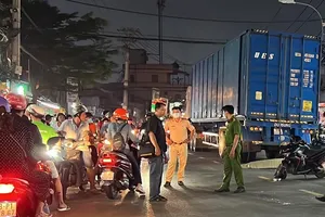 Thanh niên khóc nấc khi chứng kiến vợ sắp cưới tử vong vì tai nạn giao thông