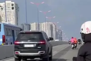 Công an truy tìm tài xế lái ô tô vào đường cấm trên cầu Sài Gòn