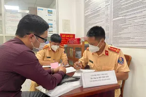 Tước giấy phép lái xe 2 tháng đối với tài xế điều khiển ô tô vào đường cấm trên cầu Sài Gòn