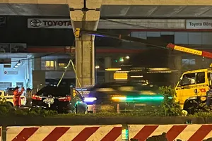 TP Thủ Đức: Ô tô tông dải phân cách, lật nhiều vòng trong mưa