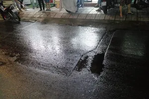 CSGT Thủ Đức rải cát khắc phục vệt nhớt trên đường 