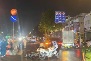 Ô tô tông xe máy rồi lật ngửa trên đường Phạm Văn Đồng