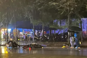 1 CSGT và 2 người bị thương sau tai nạn liên hoàn 2 xe máy và xe đặc chủng