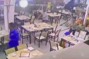 Nhóm côn đồ cầm hung khí đập phá quán nhậu tại quận 7