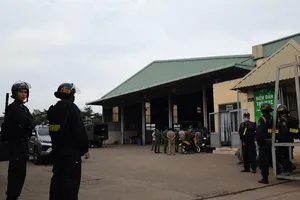 Công an giữ 20 người của Trung tâm đăng kiểm 50-07V ở Bình Tân