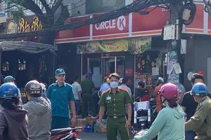 Sập trần một cửa hàng tiện lợi tại quận 4