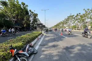 Cô gái trẻ tử vong cạnh xe máy trên đường Phạm Văn Đồng