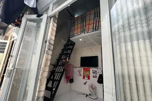 Cha dượng và con gái tử vong với nhiều vết thương trong phòng trọ tại quận 7