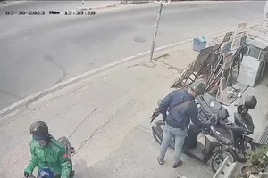 Trộm vứt dao bỏ chạy khi bị chủ nhà truy đuổi