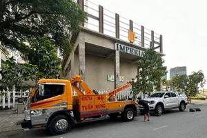 Hàng chục ô tô đậu ở nơi có biển cấm tại TP Thủ Đức bị xử lý