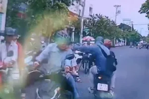 Bắt nhóm giật dây chuyền của người dừng chờ đèn đỏ ở Thủ Đức