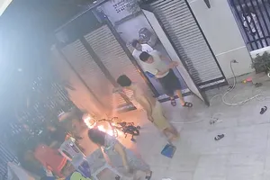 Camera ghi cảnh người lạ phóng hoả vào nhà dân ở TP Thủ Đức 
