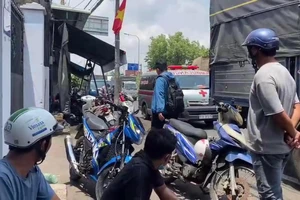 Sau va chạm, xe ba gác lao trúng người thợ đang sửa ô tô ở Thủ Đức